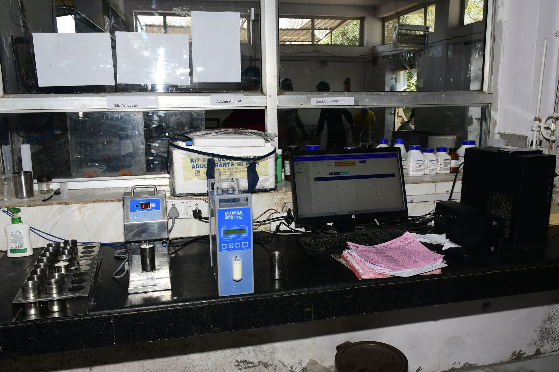 Milk analyser and recording station